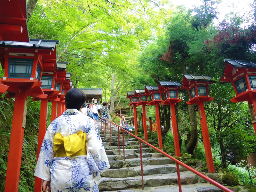 京都「貴船神社」表参道・灯篭階段