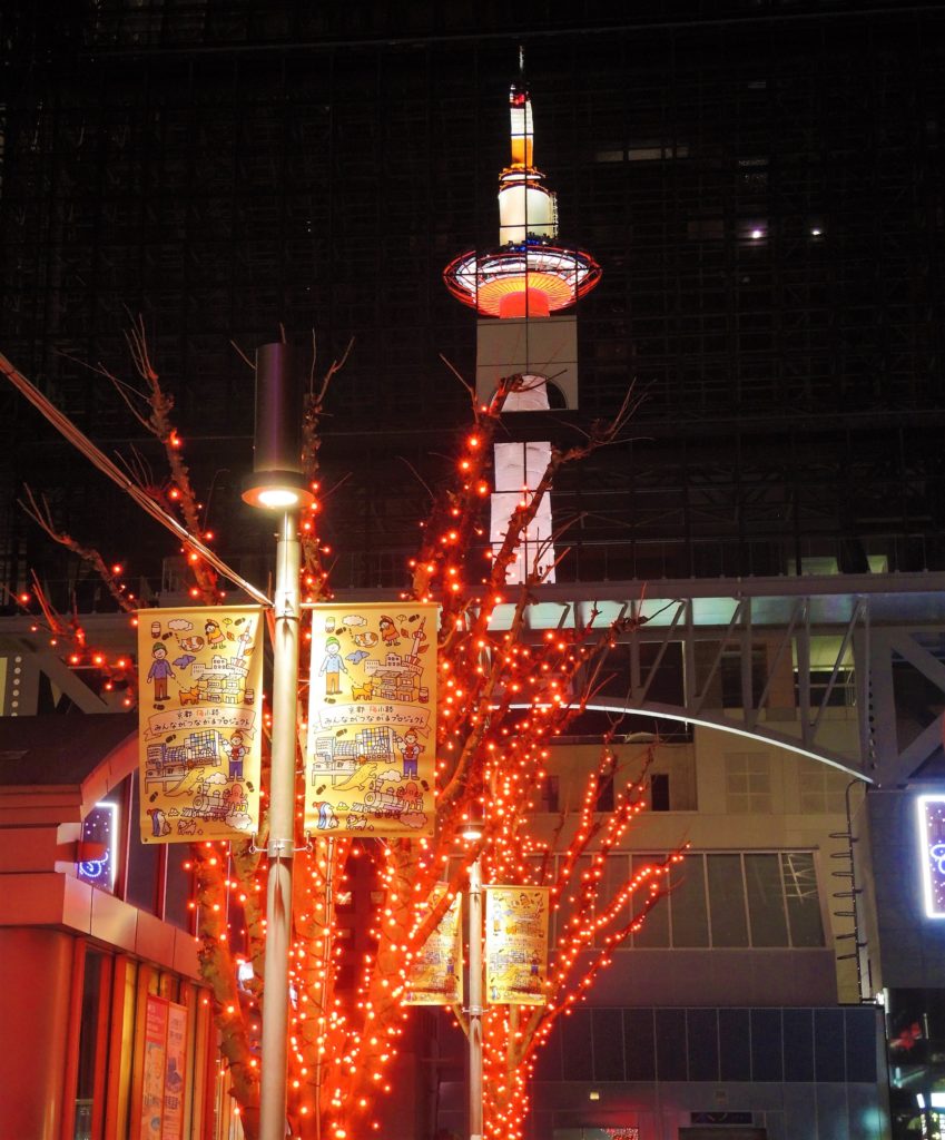 京都駅に写る京都タワーとイルミネーション