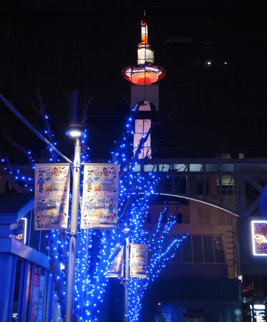 京都駅に写る京都タワー