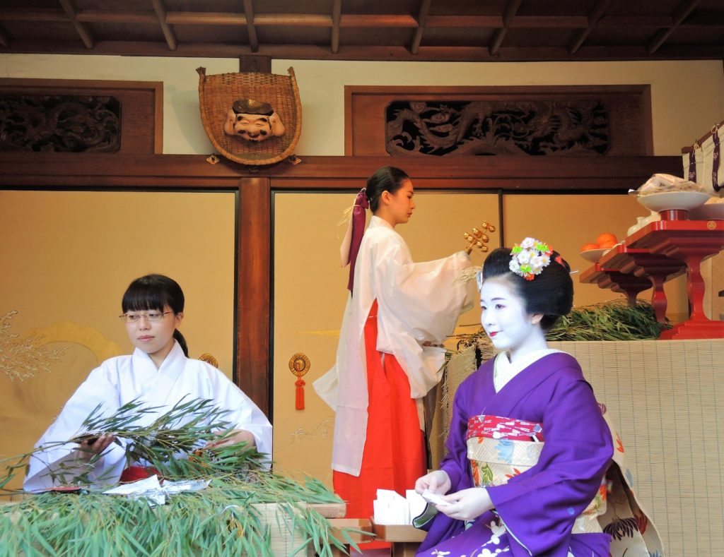 京都・ゑびす神社・十日ゑびす・舞妓と巫女