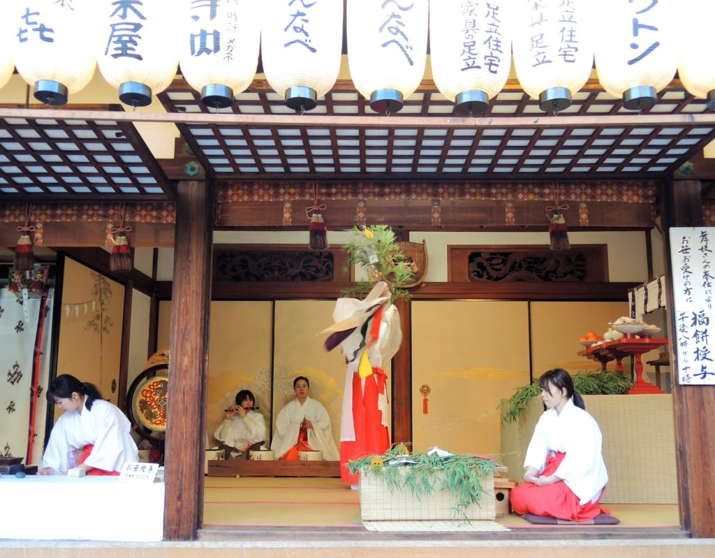 京都・ゑびす神社・十日ゑびす・巫女
