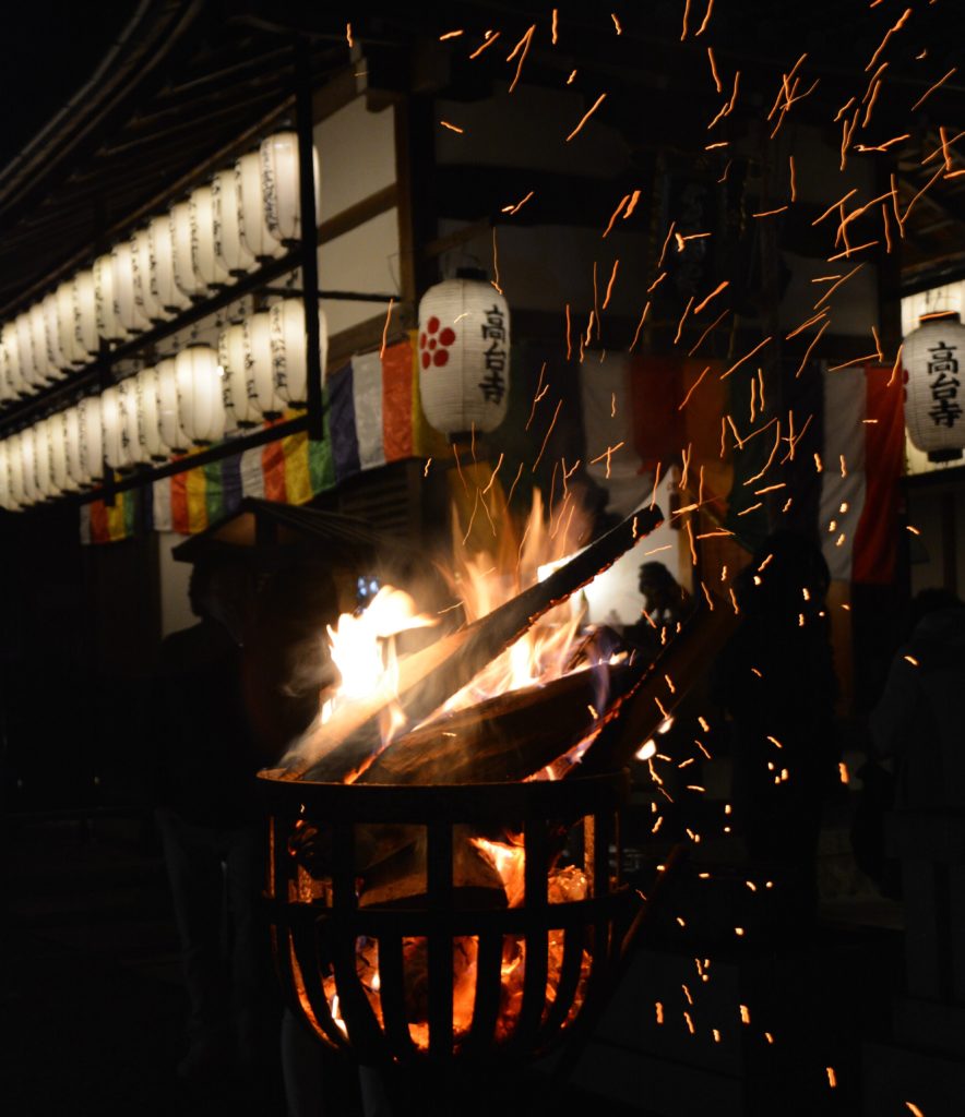京都・高台寺・かがり火