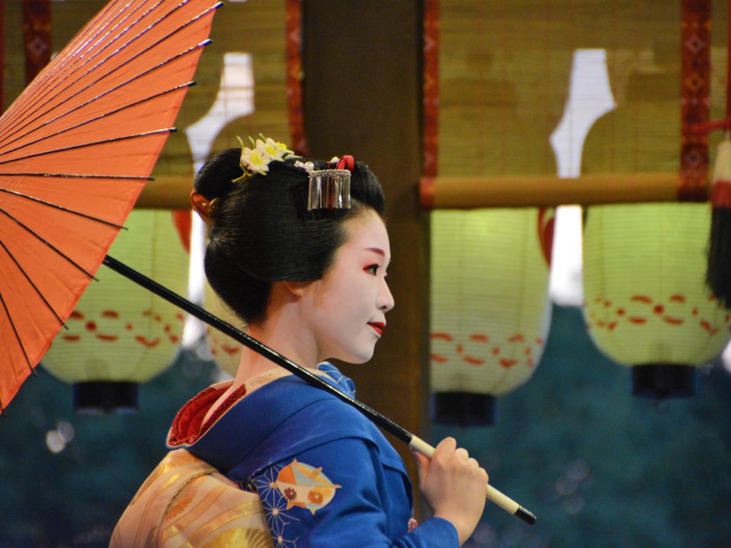 京都・東山花灯路・八坂神社・舞妓