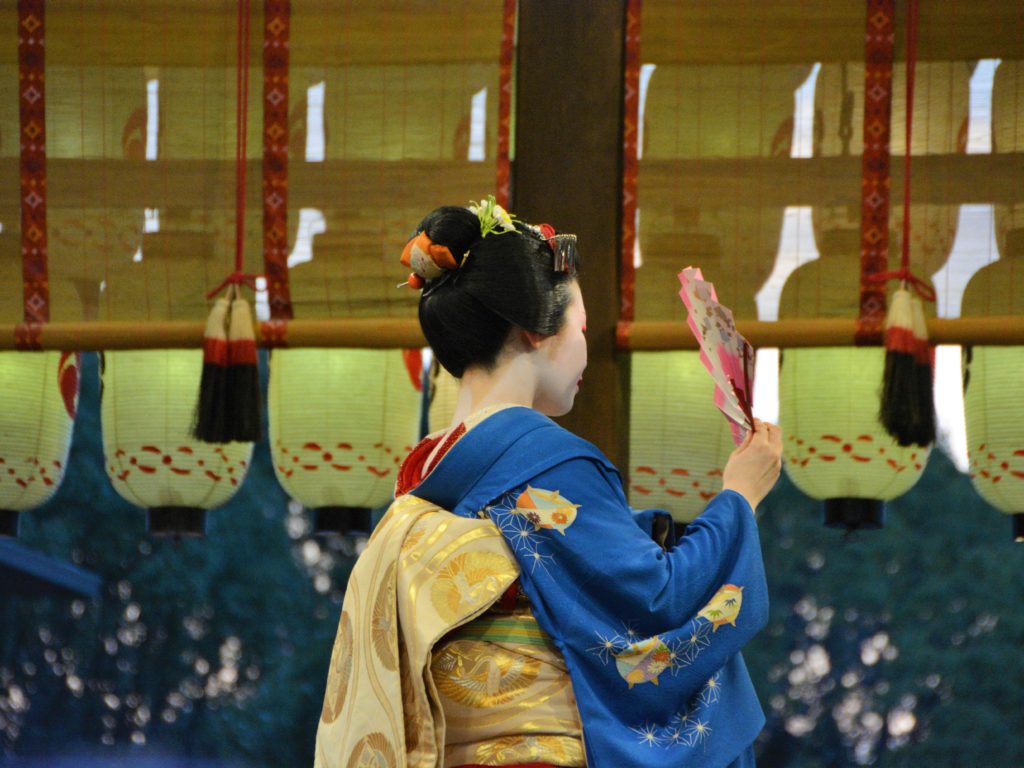 京都・東山花灯路・八坂神社・舞妓