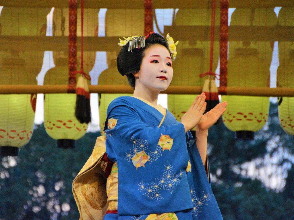 京都・東山花灯路・八坂神社・舞妓