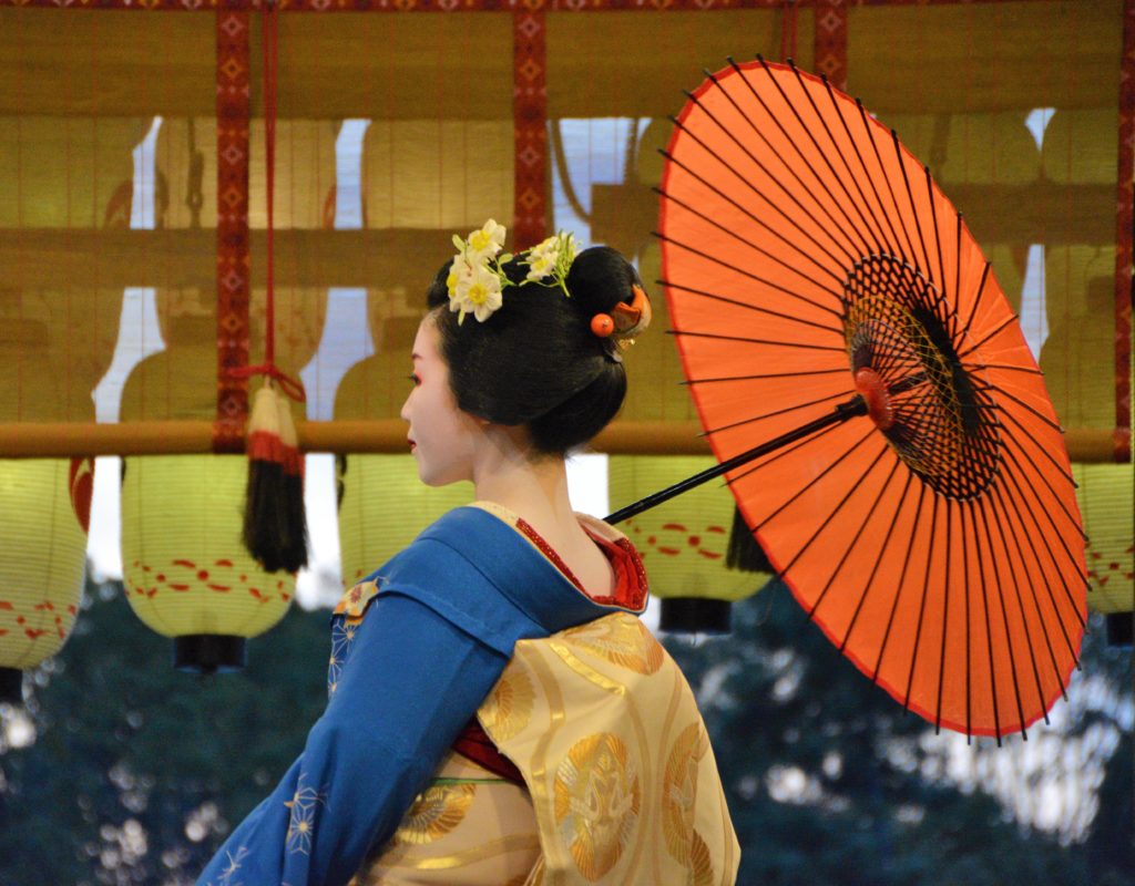 京都・東山花灯路・八坂神社・舞妓