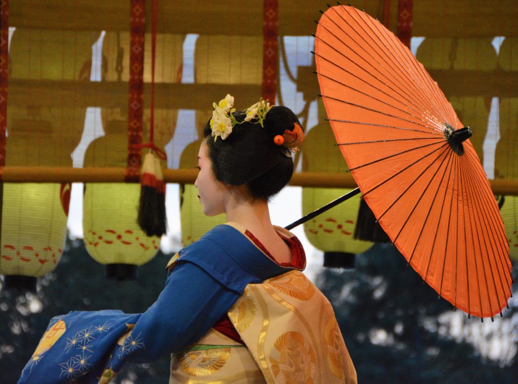 京都・東山花灯路・八坂神社・舞妓