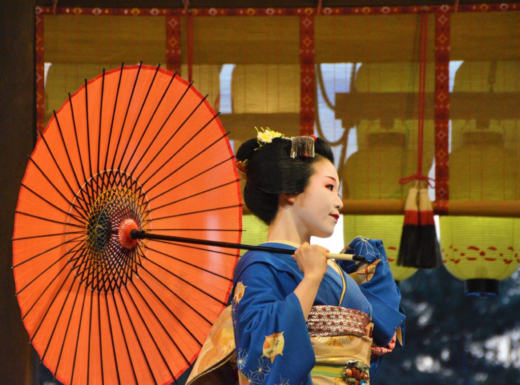 京都・東山花灯路・八坂神社・舞妓