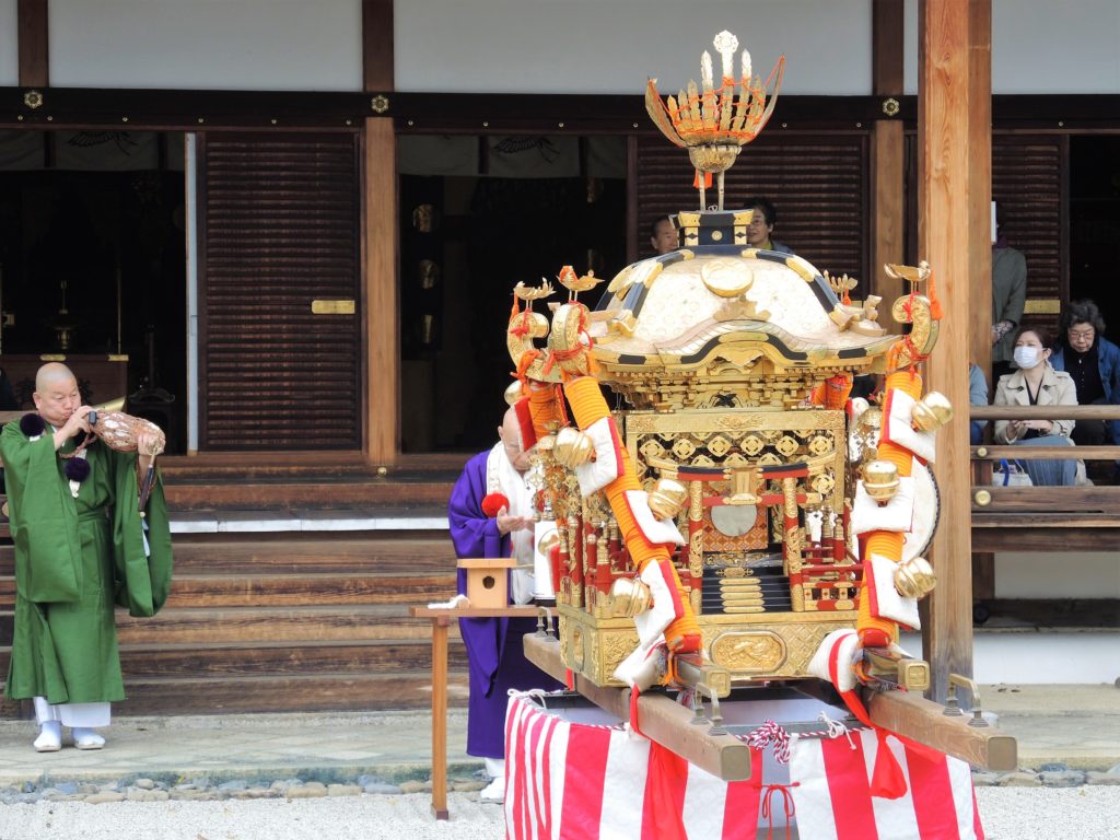 京都・熊野神社「神幸祭」聖護院にて法螺貝