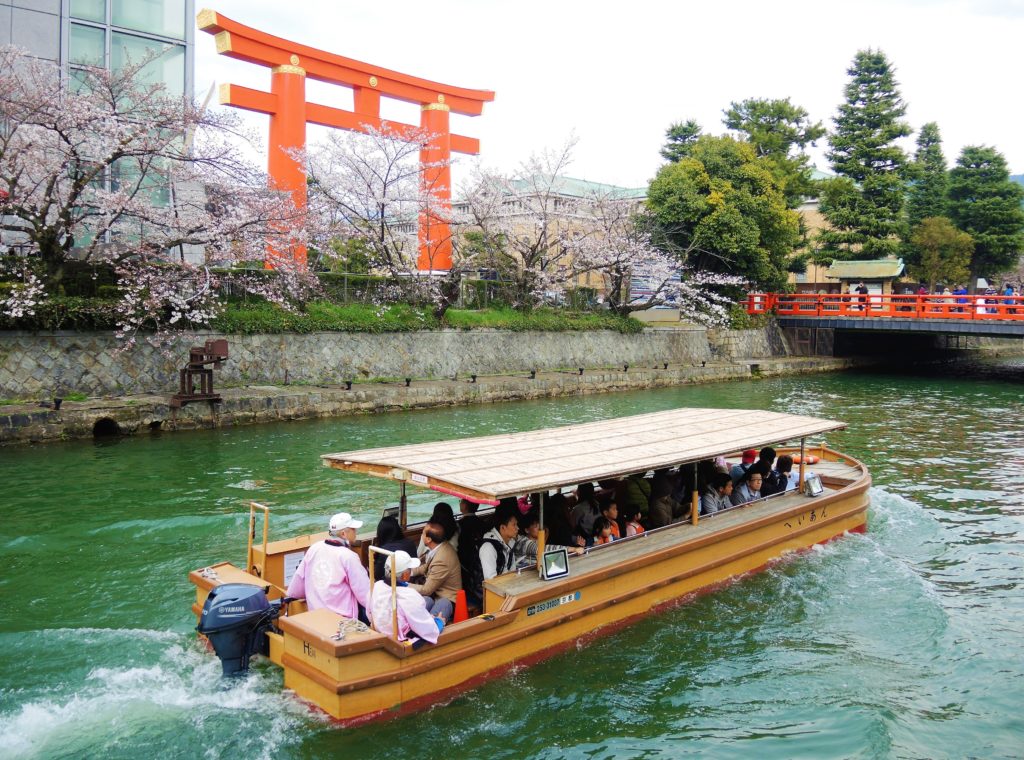 京都・岡崎疎水「桜回廊」十石舟