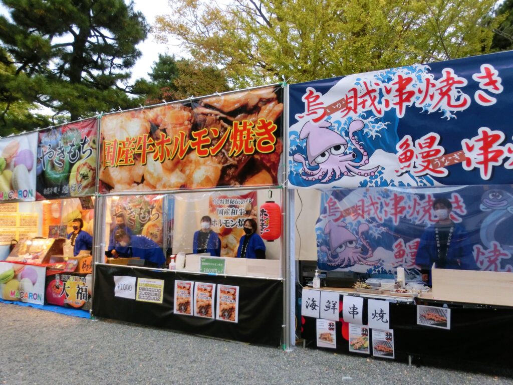 京都・平安神宮西門・神宮横丁・グルメ屋台「時代祭」」