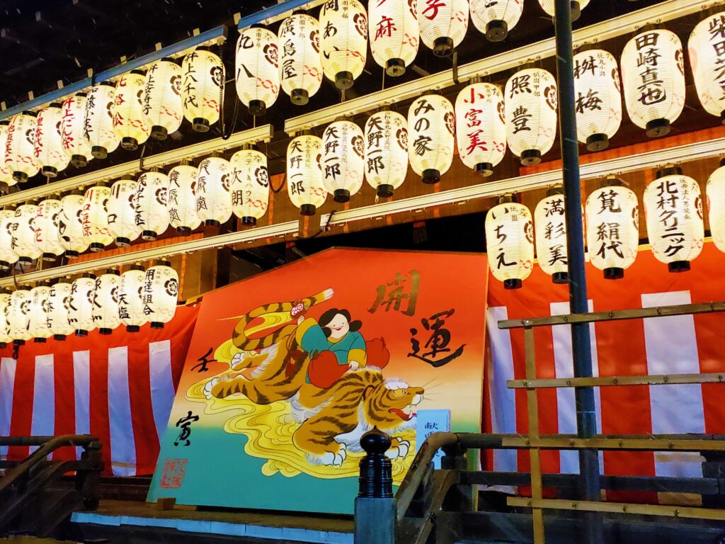 京都「八坂神社」舞殿の干支の大絵馬・寅