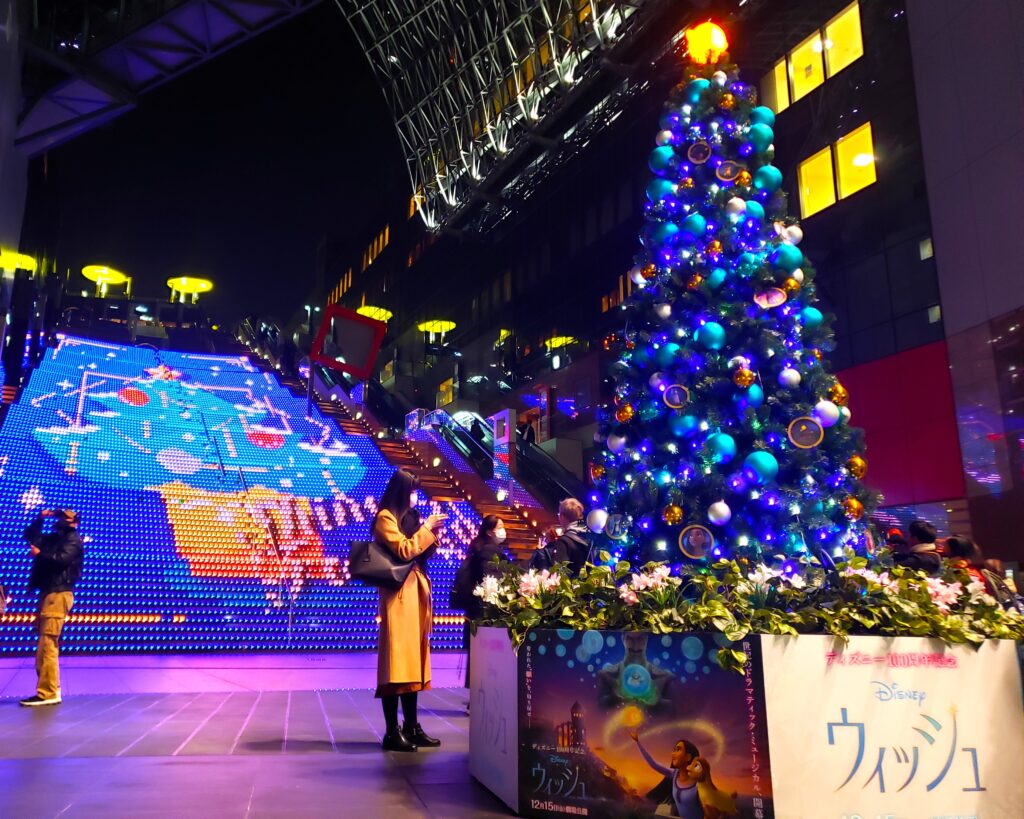 京都駅・クリスマスツリーと大階段